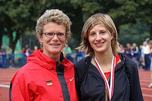 Die Hochsprung-Bundestrainerin und frühere Spitzenhochspringerin Brigitte Kurschilgen (geb. Holzapfel) gratuliert Meike Kröger zum ersten Deutschen Juniorinnentitel