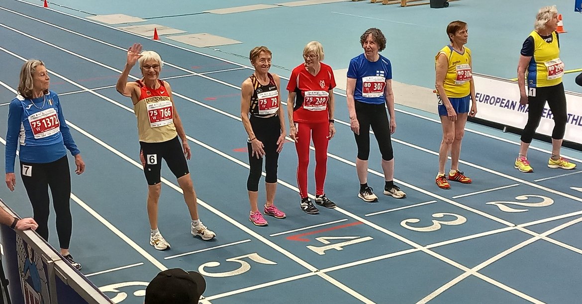 Gudrun grüßt aus Startaufstellung vor 800m-Lauf