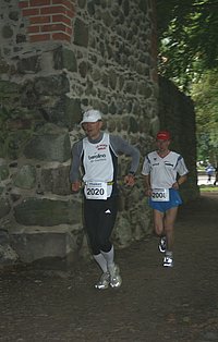 Axel Rymarcewicz an der Bernauer Stadtmauer