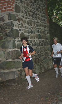 Silke Stutzke an der Bernauer Stadtmauer