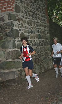 Silke Stutzke an der Bernauer Stadtmauer