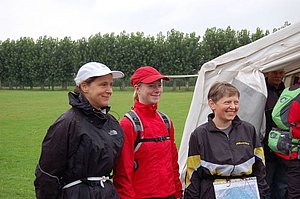 Simone Stegmaier (links), kurz vor dem Start