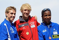 Nico Dieckmann Siegerehrung Stabhoch mit Raphael Holzdeppe rechts und Carsten Dilla links