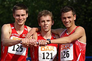 Merlin Rose, Alexander Hudak und Falko Zauber freuen sich über ihren 3x1000m-Titel