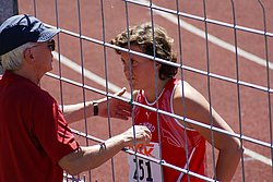 Wurftrainer Klaus Haffner im Gespräch mit Hammerwerferin Sophie Drieux