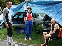 Axel Rymarcewicz, Silke Stutzke und Jan Prochaska vor ihrem "Verpflegungszelt"